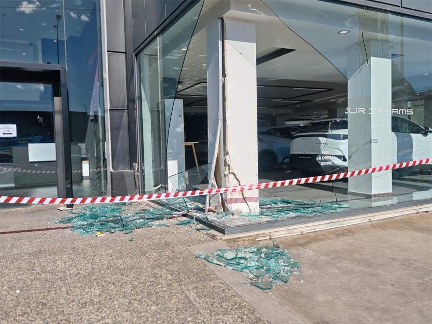 Επεισοδιακή καταδίωξη στο Αιγάλεω: 21χρονος κατέληξε στη τζαμαρία αντιπροσωπείας αυτοκινήτων