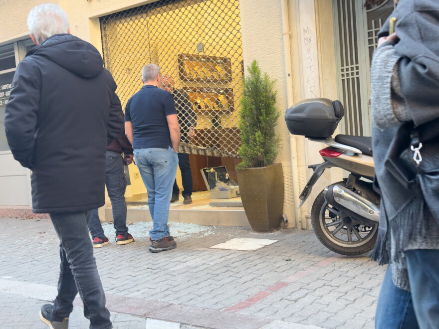 Λάρισα: Λήστεψαν κοσμηματοπωλείο λίγα μέτρα μακριά από τα δικαστήρια, οι δράστες «τσαλάκωσαν» το ρολό