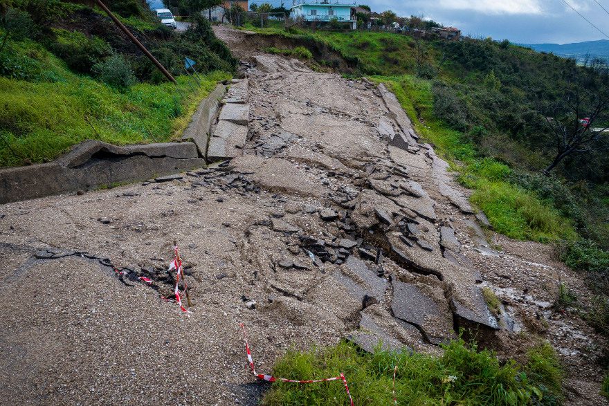 «Βιώνουμε συνθήκες πολέμου»: Αποκλεισμένο το Μαζαράκι Ηλείας μετά τις πρόσφατες κατολισθήσεις, απομακρύνθηκαν κάτοικοι από τα σπίτια τους
