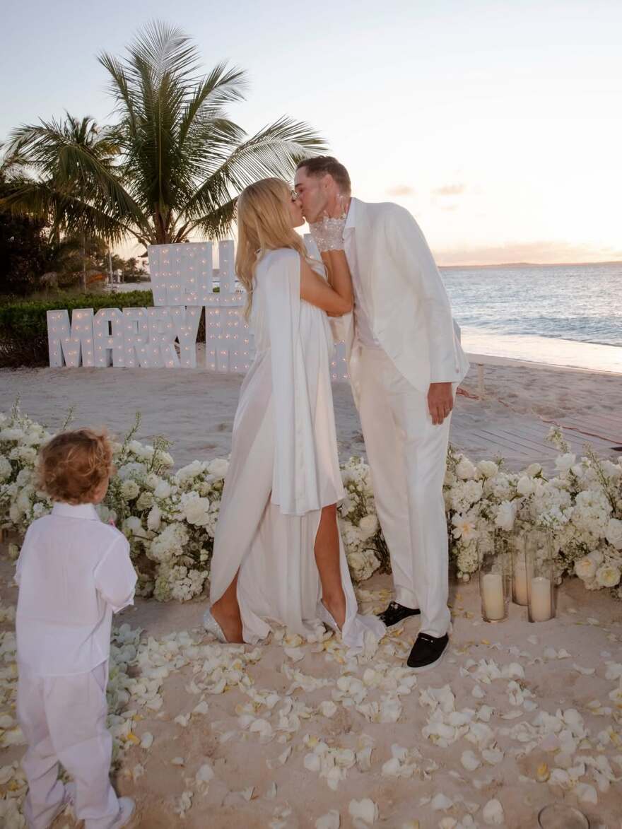 Η Πάρις Χίλτον και ο Κάρτερ Ριμ ανανέωσαν τους γαμήλιους όρκους τους ανήμερα του Αγίου Βαλεντίνου