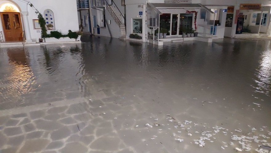 Μεγάλα προβλήματα από την κακοκαιρία: Πτώσεις δέντρων σε Κρήτη και Θεσσαλονίκη λόγω των ανέμων,  πλημμύρισε η Πάρος