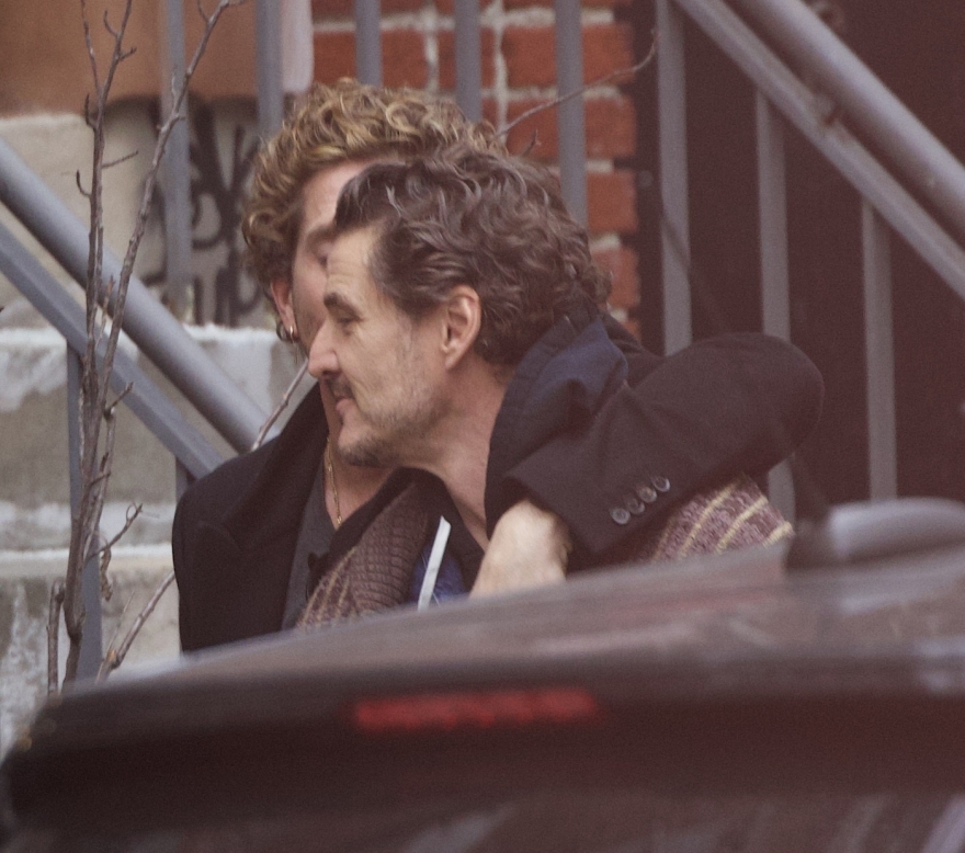 «Οργιάζουν» οι φήμες για τη σεξουαλικότητα του Πέδρο Πασκάλ: Οι τρυφερές αγκαλιές με τον πρώην σύντροφο του Λουκ Έβανς