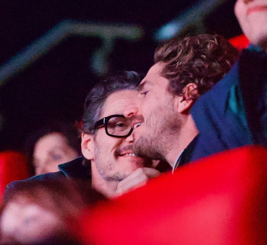 «Οργιάζουν» οι φήμες για τη σεξουαλικότητα του Πέδρο Πασκάλ: Οι τρυφερές αγκαλιές με τον πρώην σύντροφο του Λουκ Έβανς