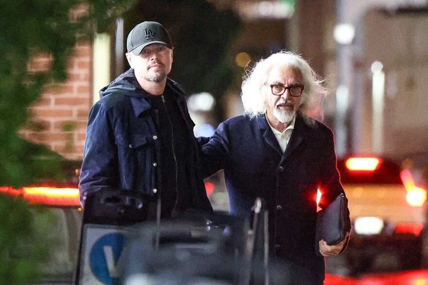 H σπάνια δημόσια εμφάνιση του Λεονάρντο Ντι Κάπριο με τον πατέρα του, δείτε φωτογραφίες