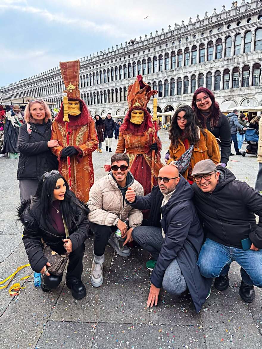 Η Πόπη Μαλλιωτάκη ταξίδεψε με τον γιο της στη Βενετία για το καρναβάλι