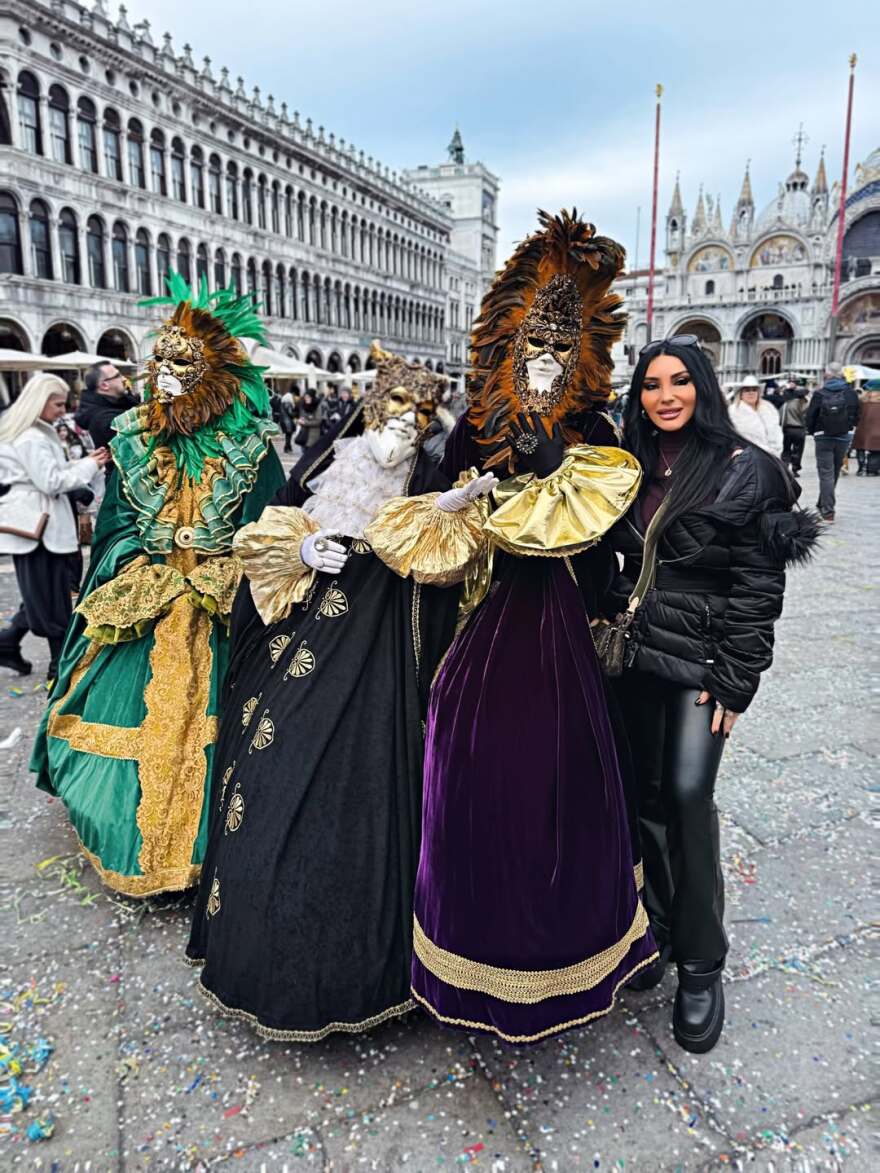 Η Πόπη Μαλλιωτάκη ταξίδεψε με τον γιο της στη Βενετία για το καρναβάλι