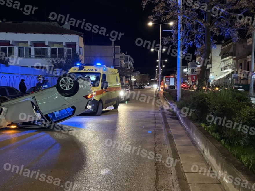 Όχημα με 18χρονο οδηγό αναποδογύρισε μετά από τροχαίο στο κέντρο της Λάρισας 