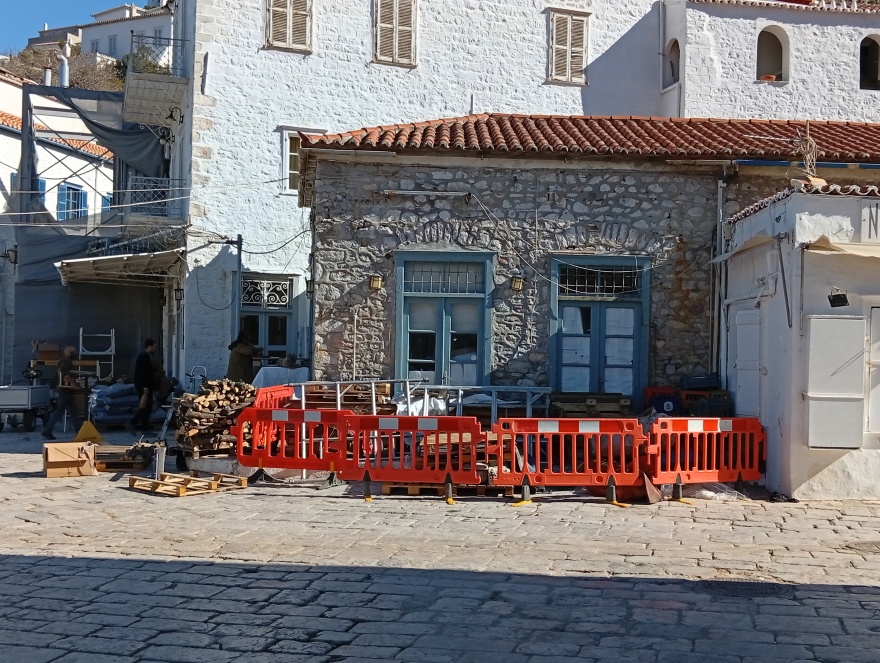 Η Ύδρα μετατρέπεται σε τηλεοπτικό πλατό για να υποδεχθεί τον Μπραντ Πιτ, δείτε φωτογραφίες από τα πρώτα σκηνικά