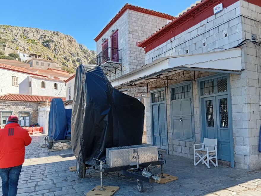 Η Ύδρα μετατρέπεται σε τηλεοπτικό πλατό για να υποδεχθεί τον Μπραντ Πιτ, δείτε φωτογραφίες από τα πρώτα σκηνικά