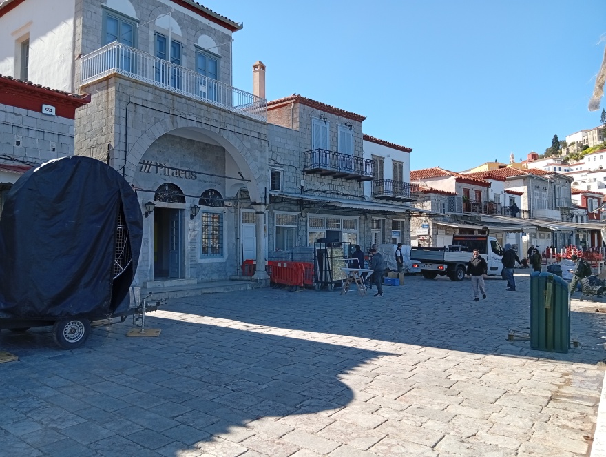 Η Ύδρα μετατρέπεται σε τηλεοπτικό πλατό για να υποδεχθεί τον Μπραντ Πιτ, δείτε φωτογραφίες από τα πρώτα σκηνικά