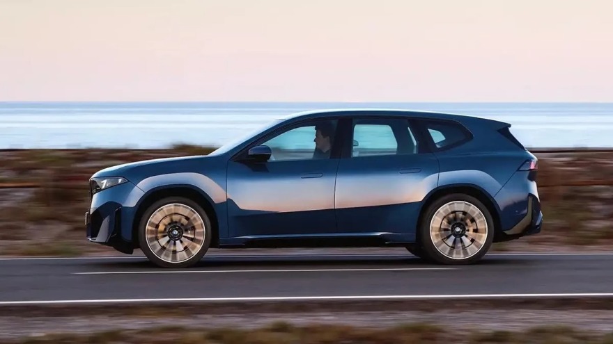 Έρχεται και πισωκίνητη BMW iX3