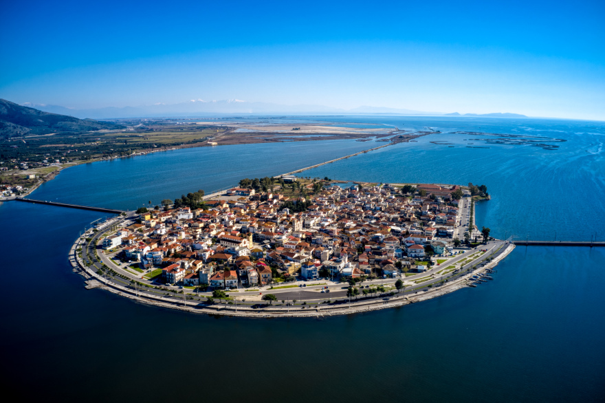 Η «μικρή Βενετία» της Ελλάδας με τα πέτρινα τοξωτά γεφύρια και τη μεγάλη ναυτική ιστορία