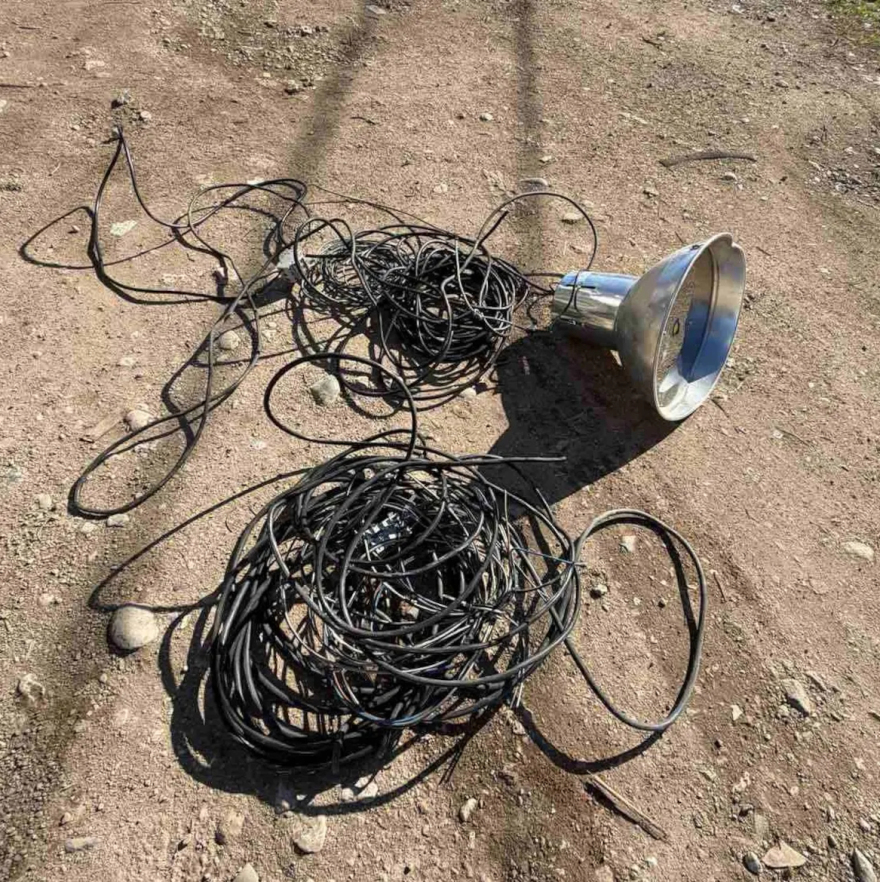 Αστυνομική επιχείρηση για ρευματοκλοπή στον Ασπρόπυργο, ξηλώθηκαν καλώδια 400 μέτρων 