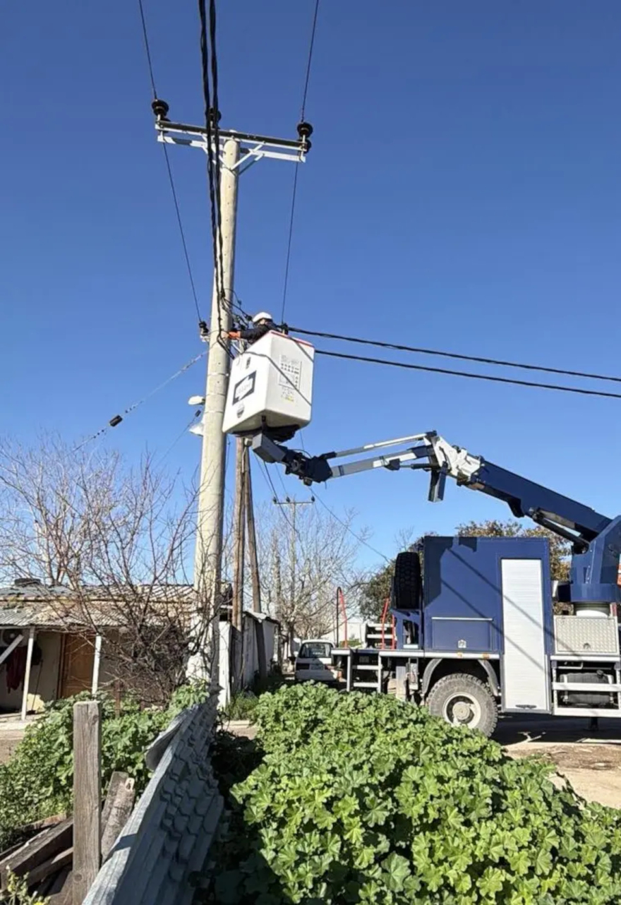 Αστυνομική επιχείρηση για ρευματοκλοπή στον Ασπρόπυργο, ξηλώθηκαν καλώδια 400 μέτρων 