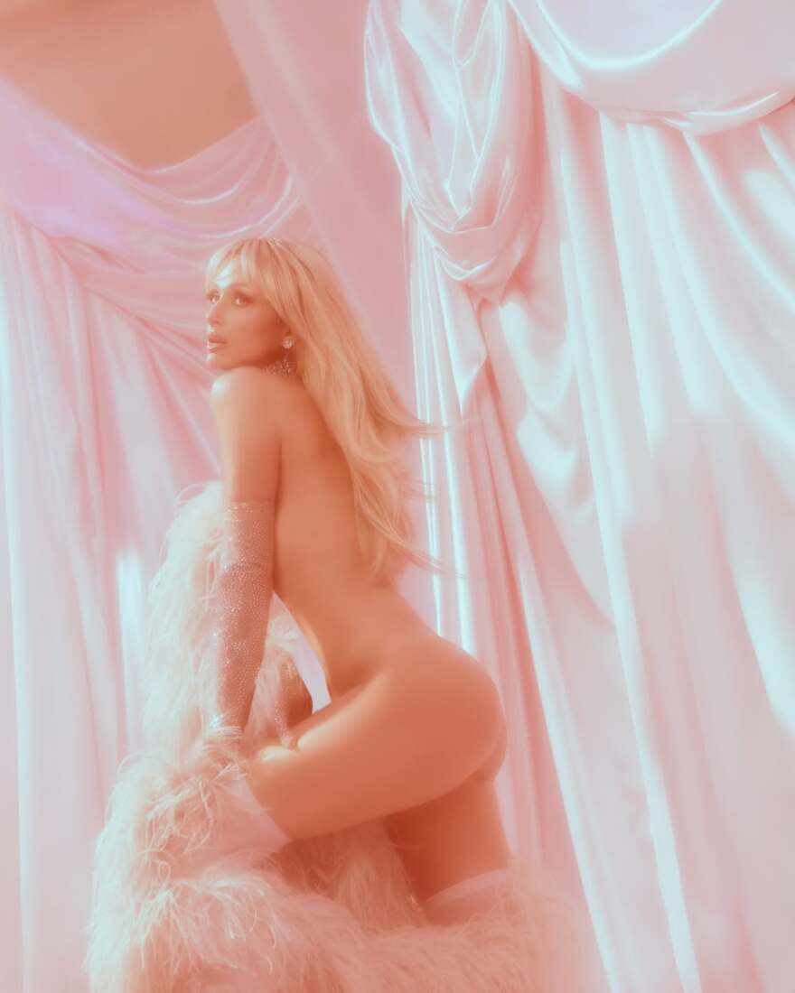 Πάρις Χίλτον: Ημίγυμνη για τα 45α γενέθλιά της, έκρυψε τα απαραίτητα με πούπουλα, δείτε φωτογραφίες
