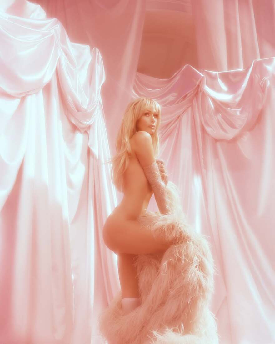 Πάρις Χίλτον: Ημίγυμνη για τα 45α γενέθλιά της, έκρυψε τα απαραίτητα με πούπουλα, δείτε φωτογραφίες
