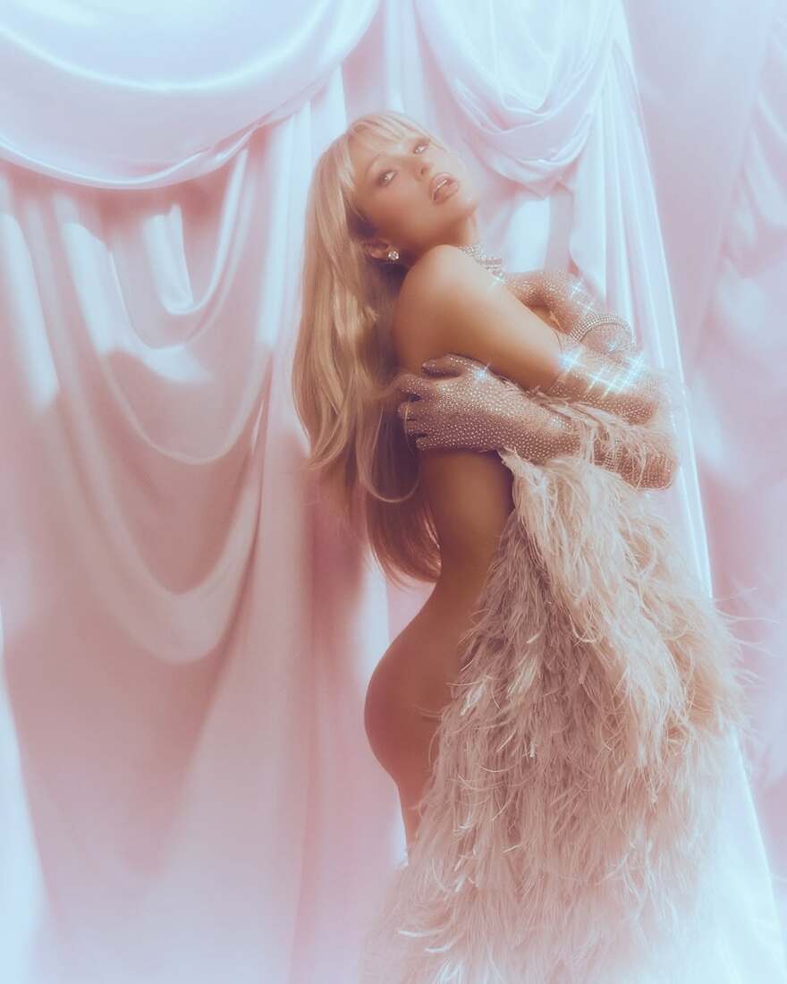 Πάρις Χίλτον: Ημίγυμνη για τα 45α γενέθλιά της, έκρυψε τα απαραίτητα με πούπουλα, δείτε φωτογραφίες
