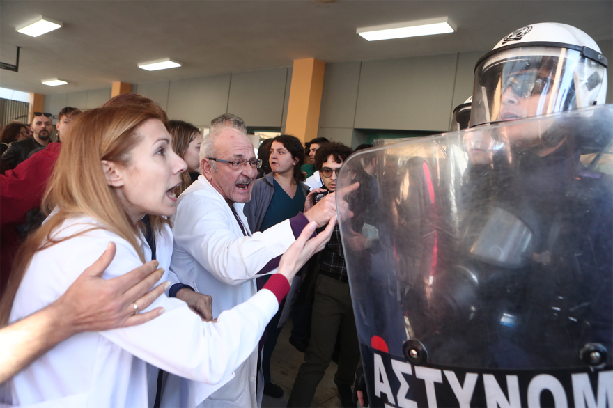 Επεισόδια στο νοσοκομείο Νίκαιας κατά την επίσκεψη Γεωργιάδη, δείτε βίντεο και φωτογραφίες 