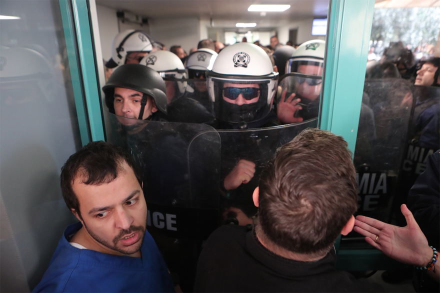 Επεισόδια στο νοσοκομείο Νίκαιας κατά την επίσκεψη Γεωργιάδη, δείτε βίντεο και φωτογραφίες 