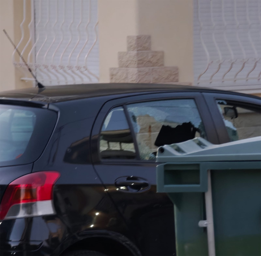 Έκρηξη στον Κορυδαλλό: Ζημιές σε έξι ΙΧ και σε κατοικία από χειροβομβίδα αμυντικού τύπου, δείτε φωτογραφίες