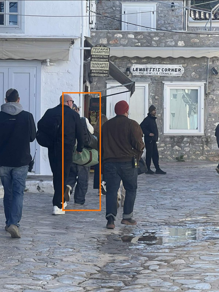 Χαλαρός και χαμογελαστός ο Μπράντ Πιτ στην Ύδρα για τη νέα του ταινία, δείτε βίντεο