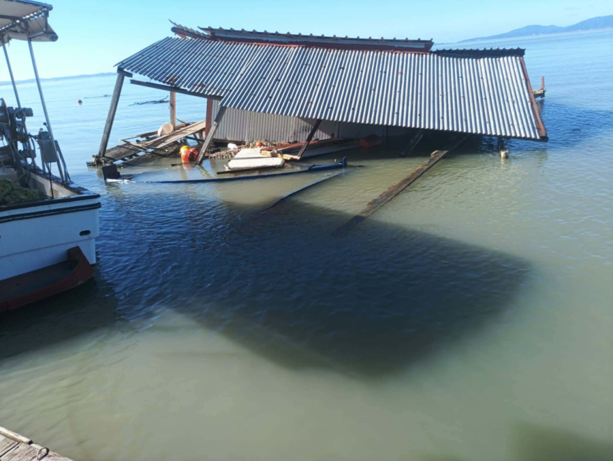 Ζημιές σε καταστήματα σε Σύβοτα και Σαγιάδα από τα κύματα που βγήκαν στη στεριά, δείτε βίντεο 