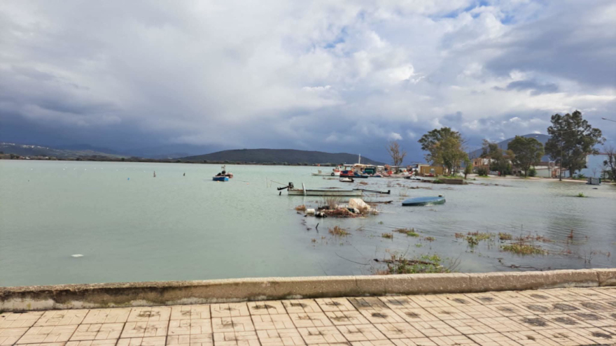 Ζημιές σε καταστήματα σε Σύβοτα και Σαγιάδα από τα κύματα που βγήκαν στη στεριά, δείτε βίντεο 