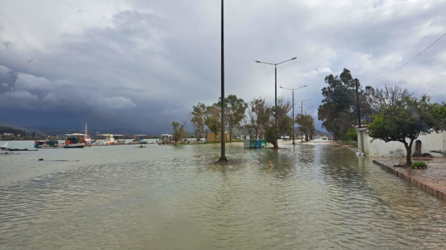 Ζημιές σε καταστήματα σε Σύβοτα και Σαγιάδα από τα κύματα που βγήκαν στη στεριά, δείτε βίντεο 