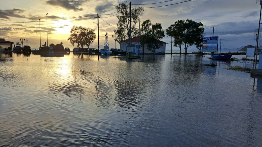 Ζημιές σε καταστήματα σε Σύβοτα και Σαγιάδα από τα κύματα που βγήκαν στη στεριά, δείτε βίντεο 