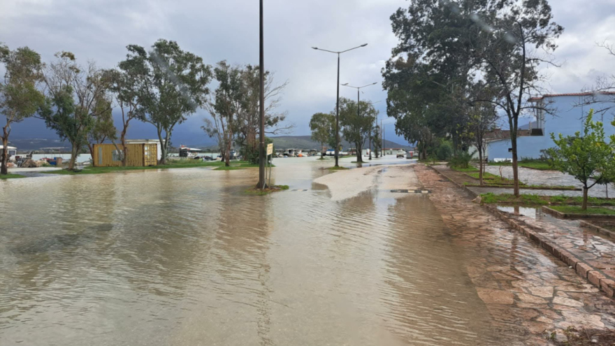 Ζημιές σε καταστήματα σε Σύβοτα και Σαγιάδα από τα κύματα που βγήκαν στη στεριά, δείτε βίντεο 