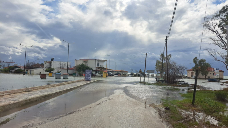 Ζημιές σε καταστήματα σε Σύβοτα και Σαγιάδα από τα κύματα που βγήκαν στη στεριά, δείτε βίντεο 