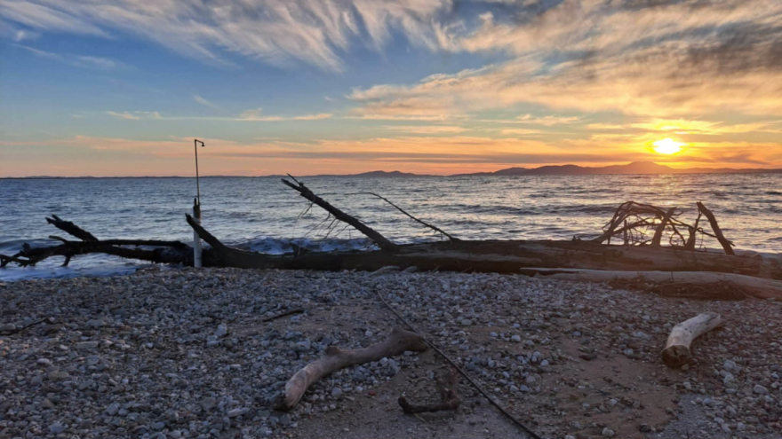 Ζημιές σε καταστήματα σε Σύβοτα και Σαγιάδα από τα κύματα που βγήκαν στη στεριά, δείτε βίντεο 