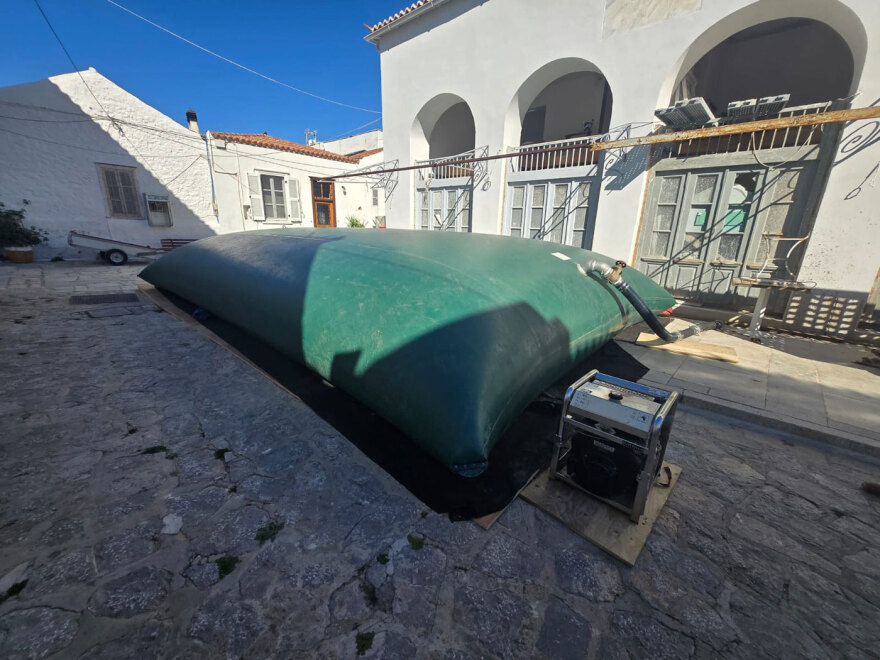 Ύδρα όπως Χόλιγουντ: Στήνονται τα σκηνικά για την ταινία του Μπραντ Πιτ, έως αύριο στο νησί ο ηθοποιός - Δείτε φωτογραφίες