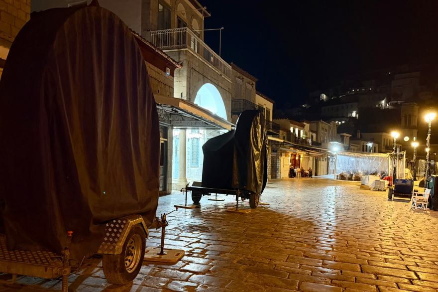 H... τέλεια καταιγίδα στην Ύδρα: Δείτε πώς θα δημιουργήσουν το «εφέ» των θυελλωδών ανέμων και της καταρρακτώδους βροχής για την ταινία του Μπραντ Πιτ