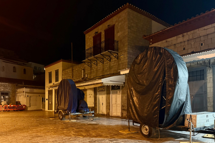 H... τέλεια καταιγίδα στην Ύδρα: Δείτε πώς θα δημιουργήσουν το «εφέ» των θυελλωδών ανέμων και της καταρρακτώδους βροχής για την ταινία του Μπραντ Πιτ