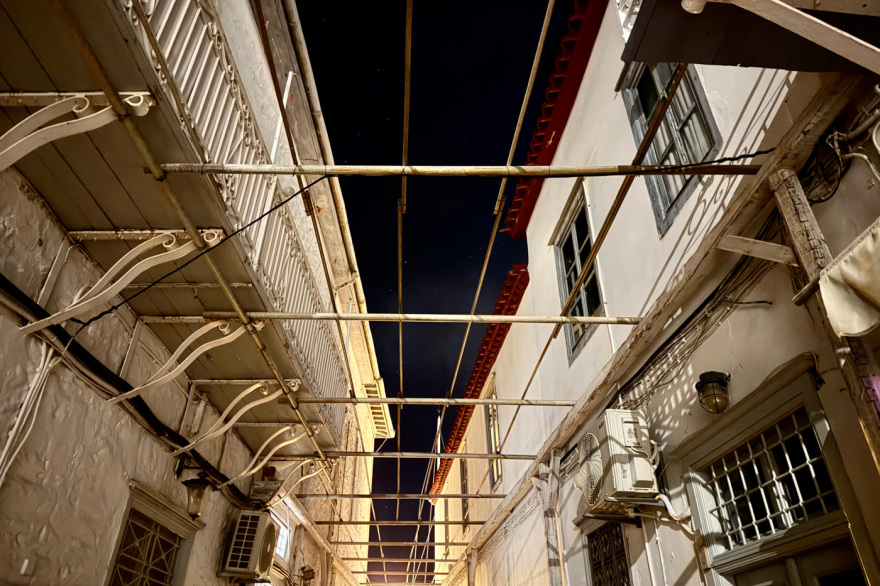 H... τέλεια καταιγίδα στην Ύδρα: Δείτε πώς θα δημιουργήσουν το «εφέ» των θυελλωδών ανέμων και της καταρρακτώδους βροχής για την ταινία του Μπραντ Πιτ