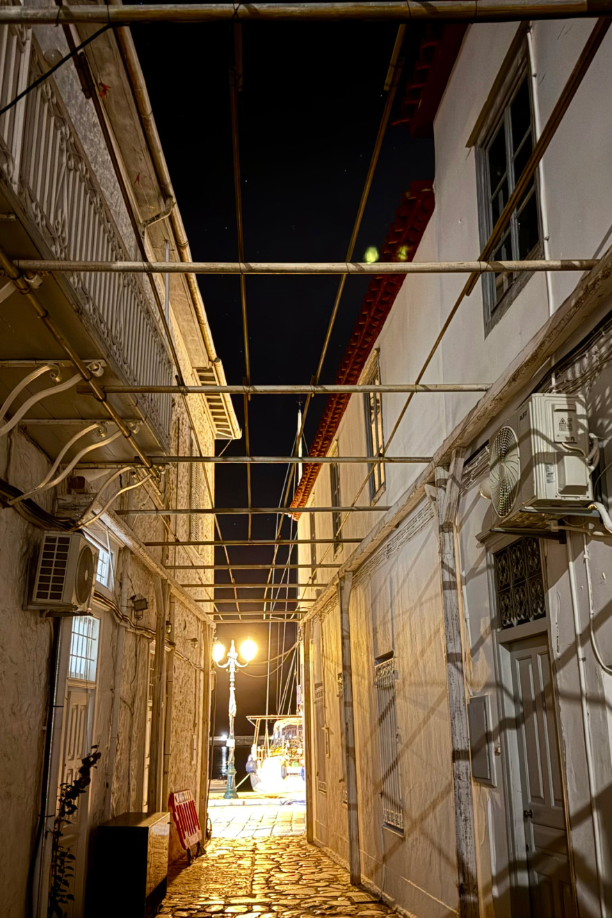 H... τέλεια καταιγίδα στην Ύδρα: Δείτε πώς θα δημιουργήσουν το «εφέ» των θυελλωδών ανέμων και της καταρρακτώδους βροχής για την ταινία του Μπραντ Πιτ