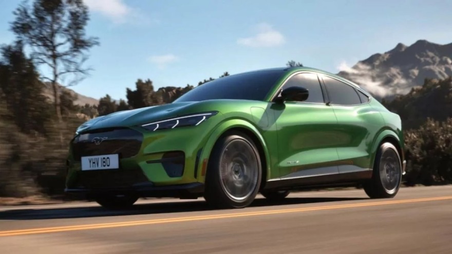 Ford: Τα φώτα Matrix LED κάνουν τη νύχτα μέρα