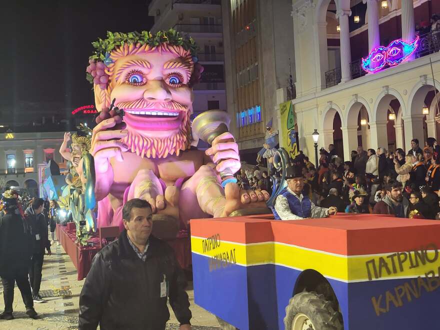 Φωτισμένα τα άρματα του Πατρινού Καρναβαλιού 2026, δείτε βίντεο και φωτογραφίες 