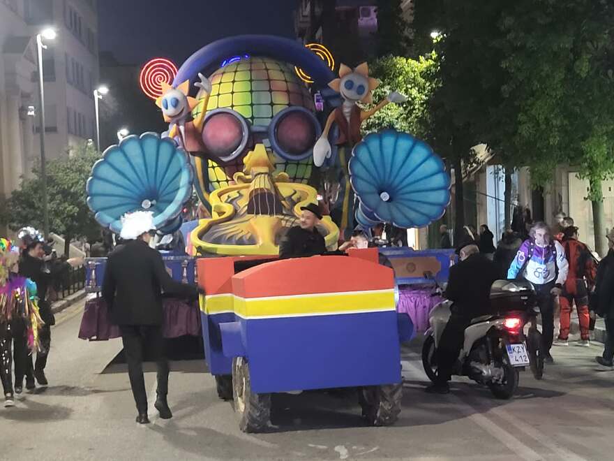 Φωτισμένα τα άρματα του Πατρινού Καρναβαλιού 2026, δείτε βίντεο και φωτογραφίες 