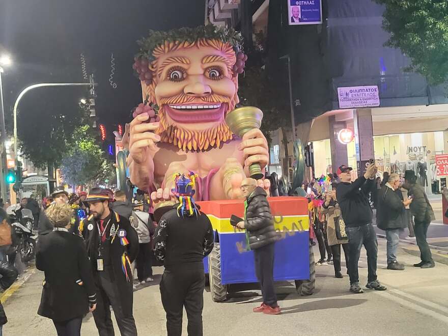 Φωτισμένα τα άρματα του Πατρινού Καρναβαλιού 2026, δείτε βίντεο και φωτογραφίες 