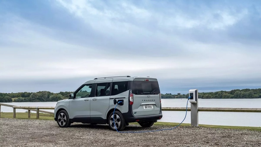 Αναβάθμιση ουσίας για τα Ford E-Transit Courier και E-Tourneo Courier
