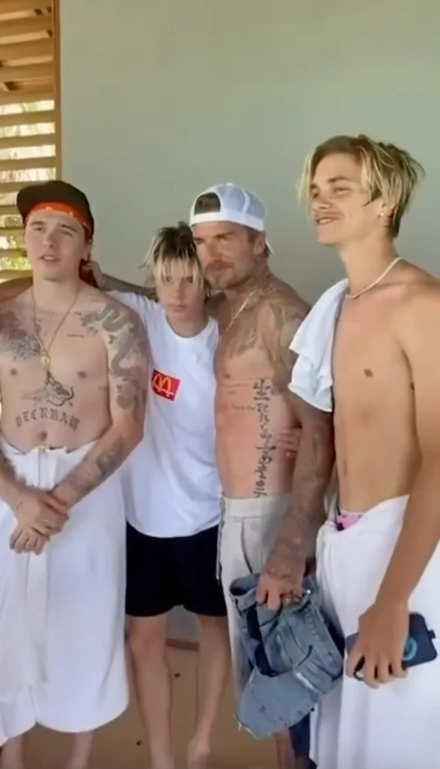 Η Βικτόρια και ο Ντέιβιντ Μπέκαμ ανέβασαν φωτογραφίες με τον Μπρούκλιν ένα μήνα μετά τη δημόσια επίθεσή του