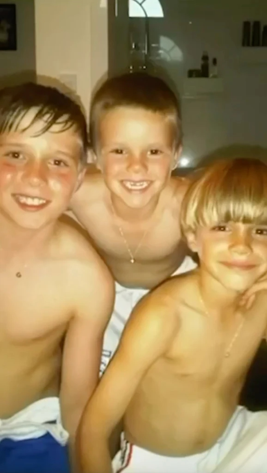 Η Βικτόρια και ο Ντέιβιντ Μπέκαμ ανέβασαν φωτογραφίες με τον Μπρούκλιν ένα μήνα μετά τη δημόσια επίθεσή του