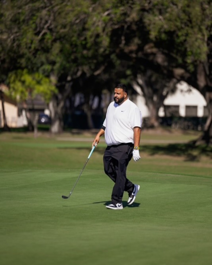 Ο DJ Khaled γιορτάζει τη μεγάλη απώλεια βάρους του: Είτε κερδίζετε μαζί μας, είτε μας βλέπετε να κερδίζουμε