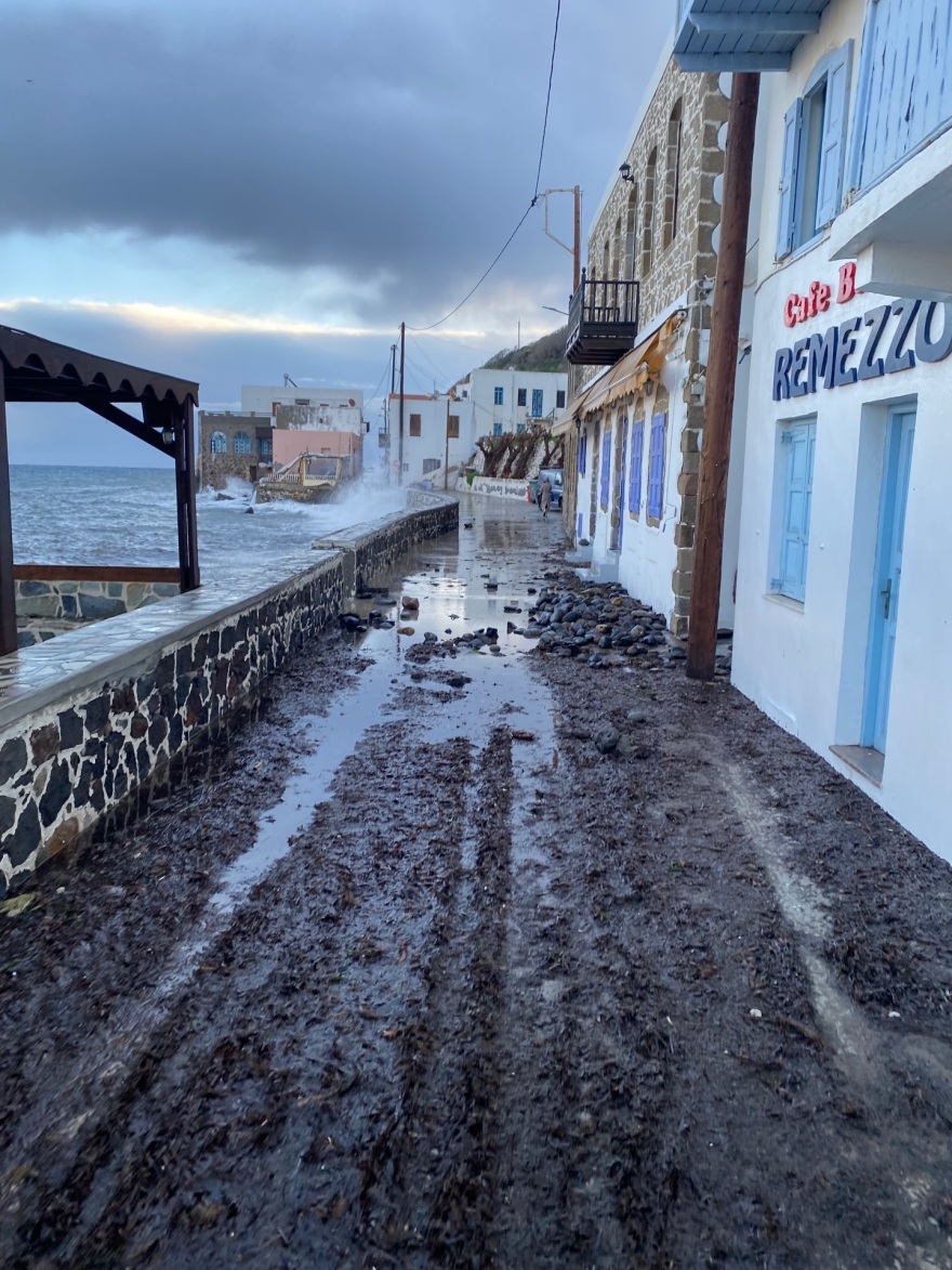 Νίσυρος: Σε κατάσταση έκτακτης ανάγκης μετά το σαρωτικό πέρασμα της κακοκαιρίας, εκτεταμένες ζημιές στο νησί