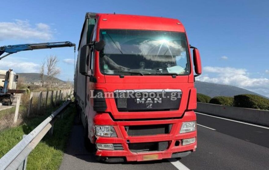 Νταλίκα εξετράπη της πορείας της και προσέκρουσε σε κιγκλιδώματα στην εθνική οδό Αθηνών - Λαμίας