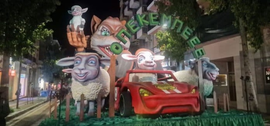 Φωτισμένα τα άρματα του Πατρινού Καρναβαλιού 2026, δείτε βίντεο και φωτογραφίες 