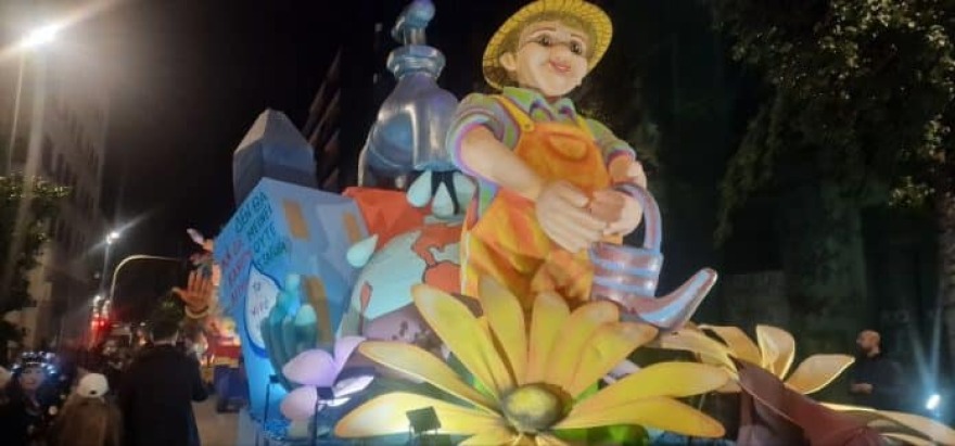 Φωτισμένα τα άρματα του Πατρινού Καρναβαλιού 2026, δείτε βίντεο και φωτογραφίες 