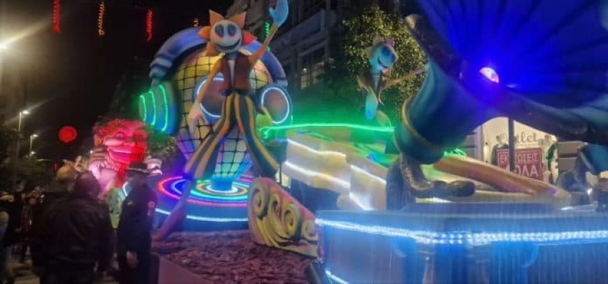 Φωτισμένα τα άρματα του Πατρινού Καρναβαλιού 2026, δείτε βίντεο και φωτογραφίες 